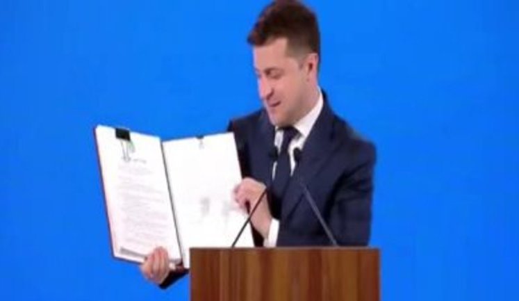 Зеленський підписав необхідний для завершення земельної реформи закон про передачу земель громадам. ВIДЕО
