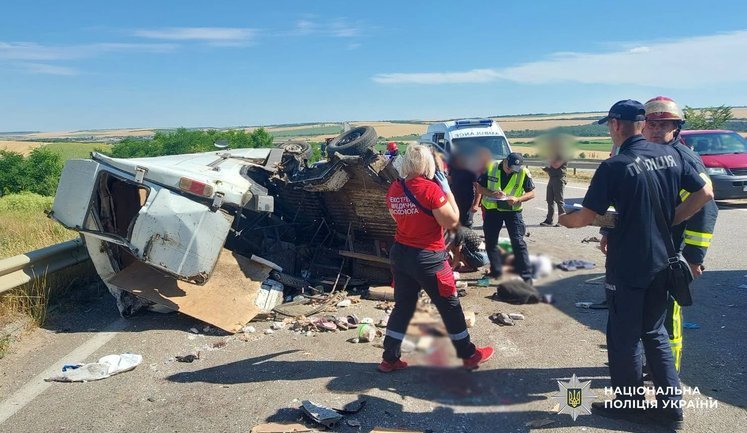 Затримано водія вантажівки, який в’їхав у мікроавтобус на трасі Київ-Одеса: загинув 15-річний хлопець, 12 осіб госпіталізовано, - Нацполіція. ФОТО