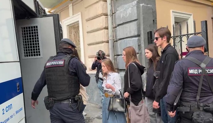 Затримання під Верховним судом РФ: у Москві розганяють протест через зняття партії "Яблоко" з виборів. ВIДЕО