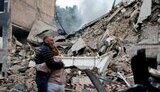 подружжя у Києві біля зруйнованого будинку