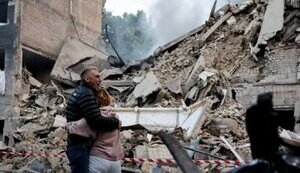 супруги в Киеве возле разрушенного дома
