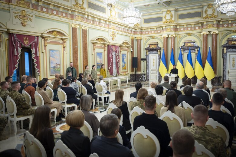 Зеленський вручив сертифікати на квартири Героям України