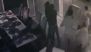 Для девушек в развлекательном заведении Днепропетровска 8 Марта закончилось плачевно - поддатые мужики "оригинально поздравили" жестоким избиением. ВИДЕО