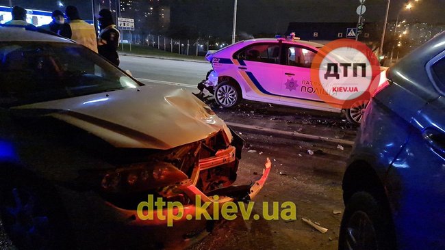 Пьяный водитель в Киеве протаранил полицейское авто, правохранительница попала в больницу, - соцсети 08