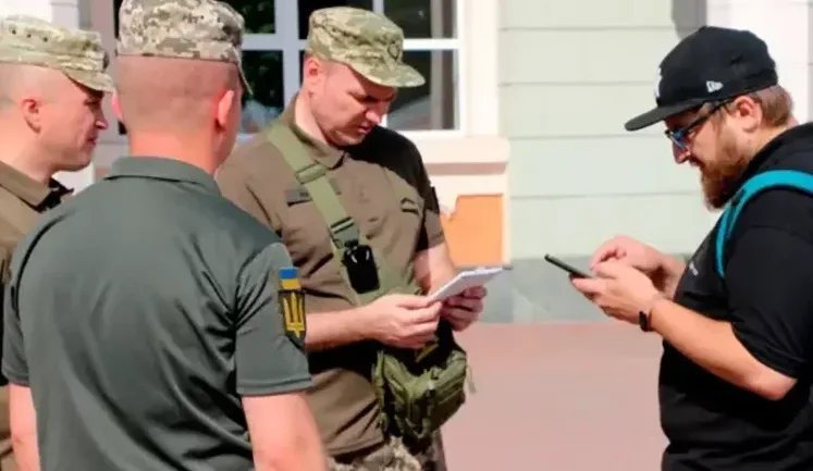 Audi driver hits TCR serviceman in Lutsk during document check and flees: he has been detained