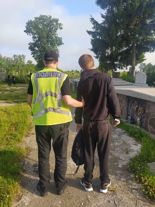20-річний хлопець пошкодив 59 могильних хрестів і памятників на кладовищі в Стрию, - Нацполіція 01