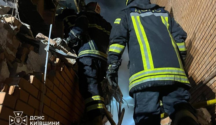 Росія атакувала Вишневе: зруйновано два таунхауси, пожежу ліквідовано. ВІДЕО+ФОТОрепортаж