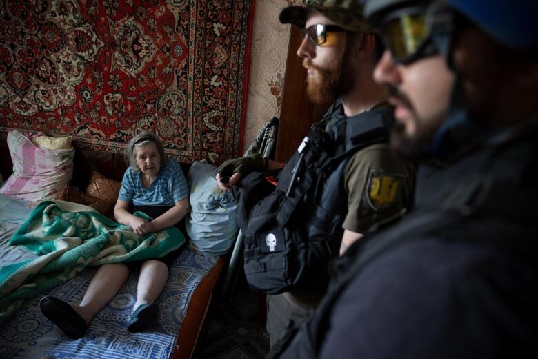 Фонд Добра и Любви продолжает эвакуацию людей и помогает преодолеть гуманитарную катастрофу в Лисичанске 11