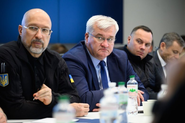Зеленський зібрав Ставку: обговорювали захист залізниці, АЗС та логістики