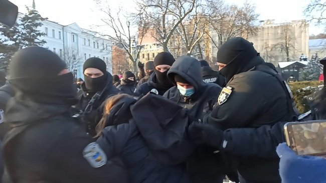 У Києві спробували провести акцію протесту проти насильства з боку правих екстремістів: мітингувальників затримала поліція за порушення локдауну 07