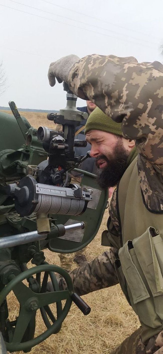 Філософ і артилерист Олександр Комаров:Чому пішов на фронт? Мотивацій – безліч. Я вільна людина, в тоталітарному суспільстві моя діяльність неможлива. Згадати хоча б цей псевдоісторичний путінський монолог. От як на це реагувати? Битися 09