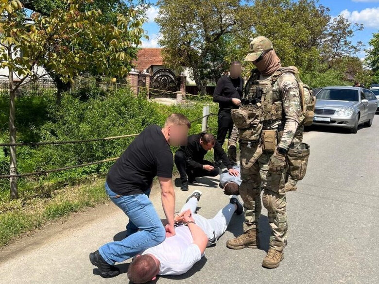 In Lviv and Storozhynets, a scheme for illegally transporting people across the border was uncovered