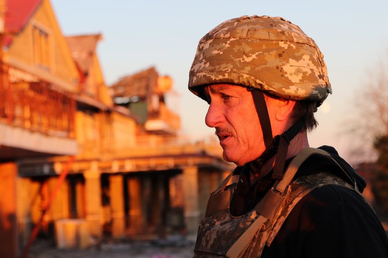 Актор та режисер Шон Пенн, побувавши на Приазовї, побачив наслідки російських обстрілів та планує зняти документальний фільм про Україну, - ООС 12