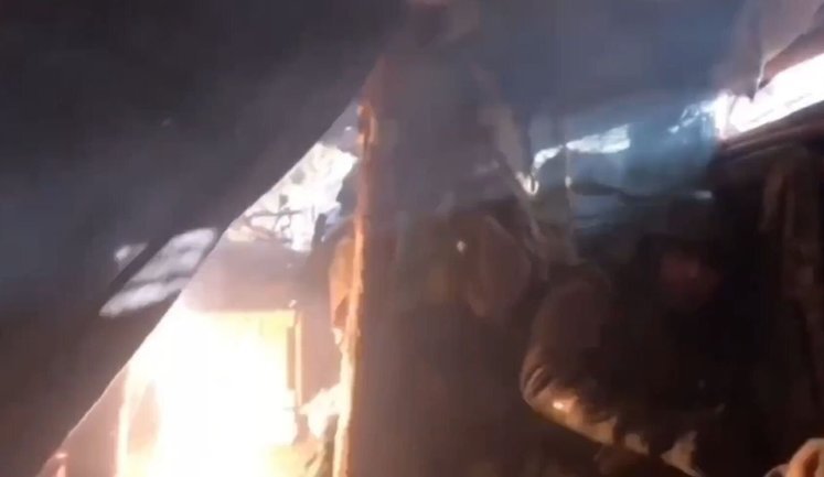 Рашист снял на видео, как термитный боеприпас выжигает их блиндаж после сброса с дрона. ВИДЕО