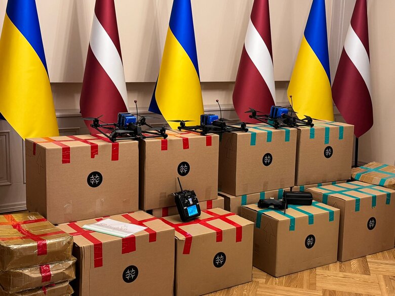 Україна отримала для ЗСУ сотню FPV-дронів від Латвії