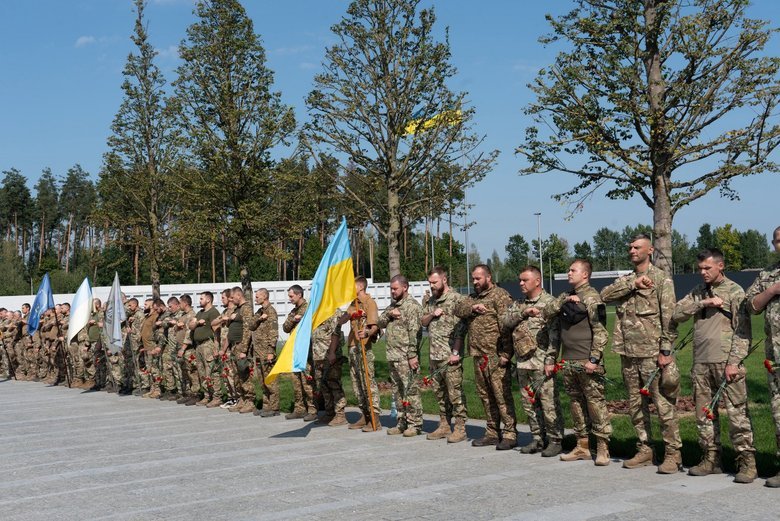 На Национальном военном мемориальном кладбище похоронили первого бойца