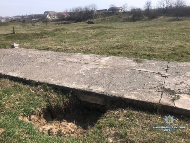 Двоє вандалів намагалися пограбувати могили розстріляних нацистами мирних жителів у Вінницькій області, - Нацполіція 01