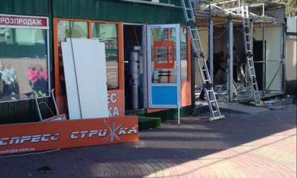 В столице массово сносят МАФы возле метро Лесная 03