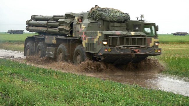 Расчеты ЗРК Оса-АКМ отбили нападение авиации условного врага на колонну военной техники 02