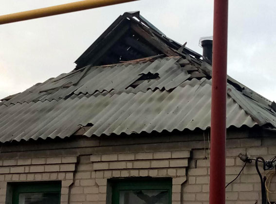 Терористи знову обстріляли Авдіївку: пошкоджені 2 будинки 02