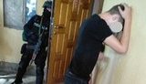 Полицейские сообщили о подозрении трем правоохранителям, а также задержали четверых мужчин, причастных к деятельности никопольской ОПГ "Белое братство". ФОТОрепортаж
