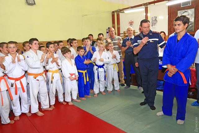 ДСНС нагородила 13-річного Максима Тихончука, що врятував 15 дітей під час пожежі в таборі Вікторія в Одесі 02