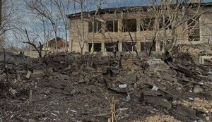 Наслідки влучання керованої авіабомби на територію дитячого садка.