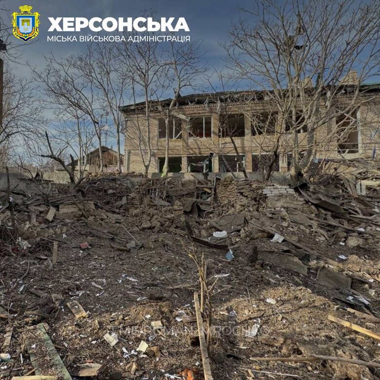 Наслідки влучання керованої авіабомби на територію дитячого садка.