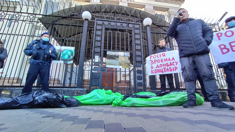Россия сделала из Донбасса концлагерь: активисты принесли мешки с трупами под посольство РФ в Киеве - требуют открыть КПВВ 12 Россия сделала из Донбасса концлагерь: активисты принесли мешки с трупами под посольство РФ в Киеве - требуют открыть КПВВ 12