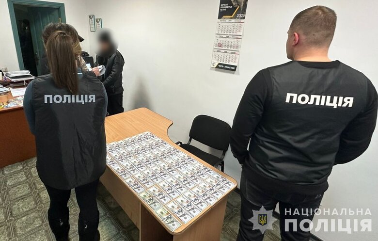 Голова маріупольської МСЕК на Хмельниччині отримала підозру за хабар