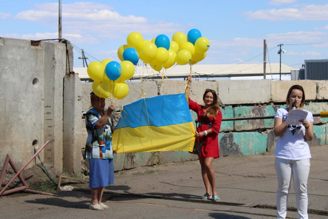 У небо над Донецьком запустили прапор України 06