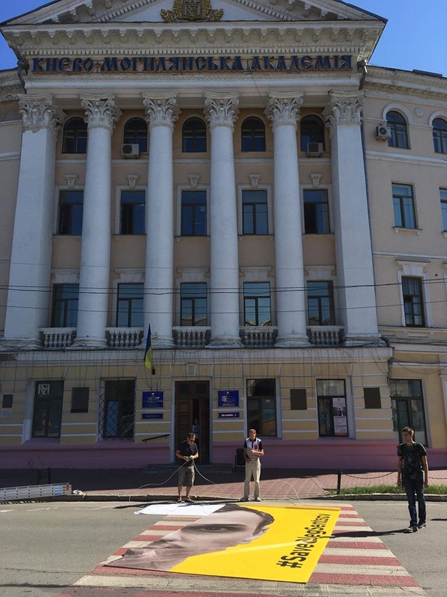 Сенцов сфотографировался на фоне баннера возле Киево-Могилянской академии 03