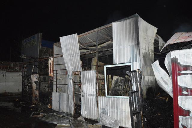 Уночі в Ніжині горів ринок, - ДСНС 03