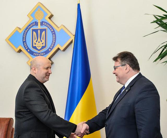 Турчинов і Лінкявічюс обговорили питання загострення ситуації на Донбасі 01