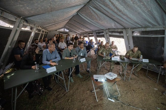 Zelenskyi, Tusk visit Stanytsia Luhanska 08