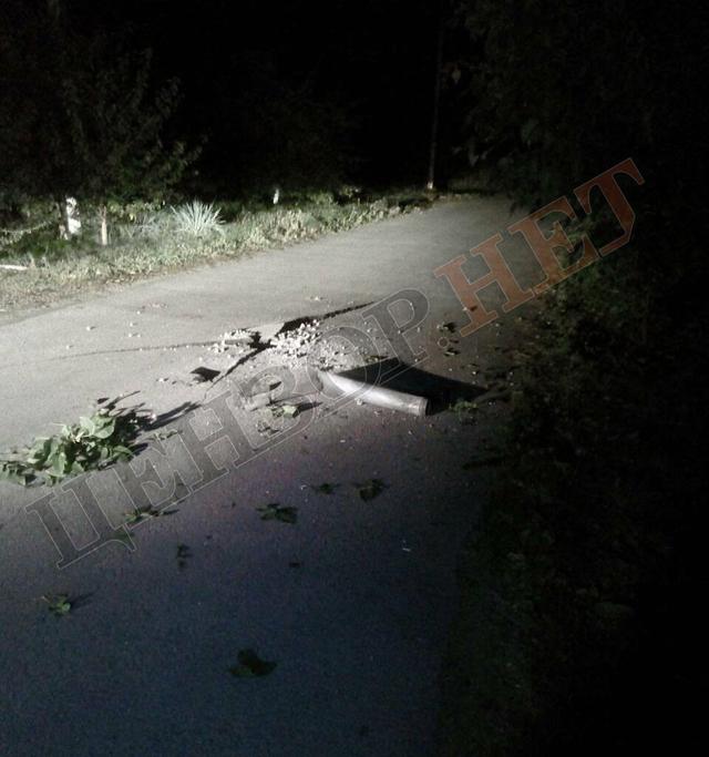 Зруйновані будинки й автомобілі, розкидані осколки снарядів: Калинівка після вибуху 04