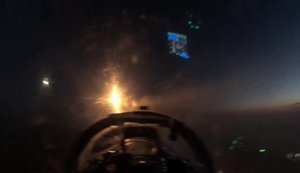Пілот винищувача зафільмував знищення російської повітряної цілі над Миколаєвом. ВIДЕО