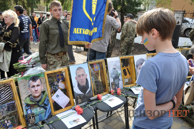 Памятник офицеру 93-й бригады Мирославу Мысле, погибшему на Донбассе, открыли в Киеве 08