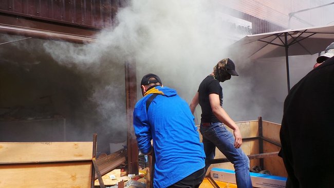 Неизвестные разгромили киоски возле Лесной, где избили пенсионера. Произошли столкновения с полицией 11