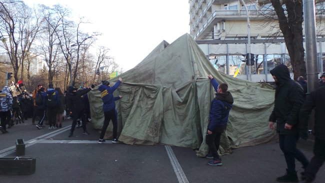 Митингующие против рынка земли установили под Радой палатки 13