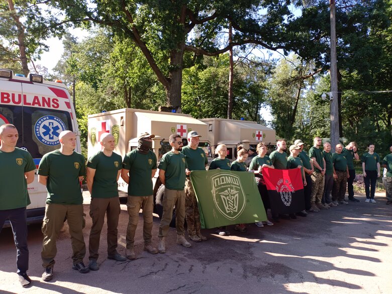 Бойцы защищают Украину, мы должны спасать бойцов: врачи ПДМГ отправились в зону боевых действий на очередную ротацию 01