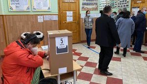 Волонтеров "опроса Зеленского" фиксируют на избирательных участках. ВИДЕО+ФОТОрепортаж