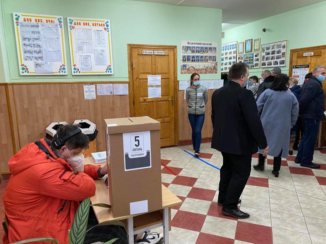 Волонтерів опитування Зеленського фіксують на виборчих дільницях 02