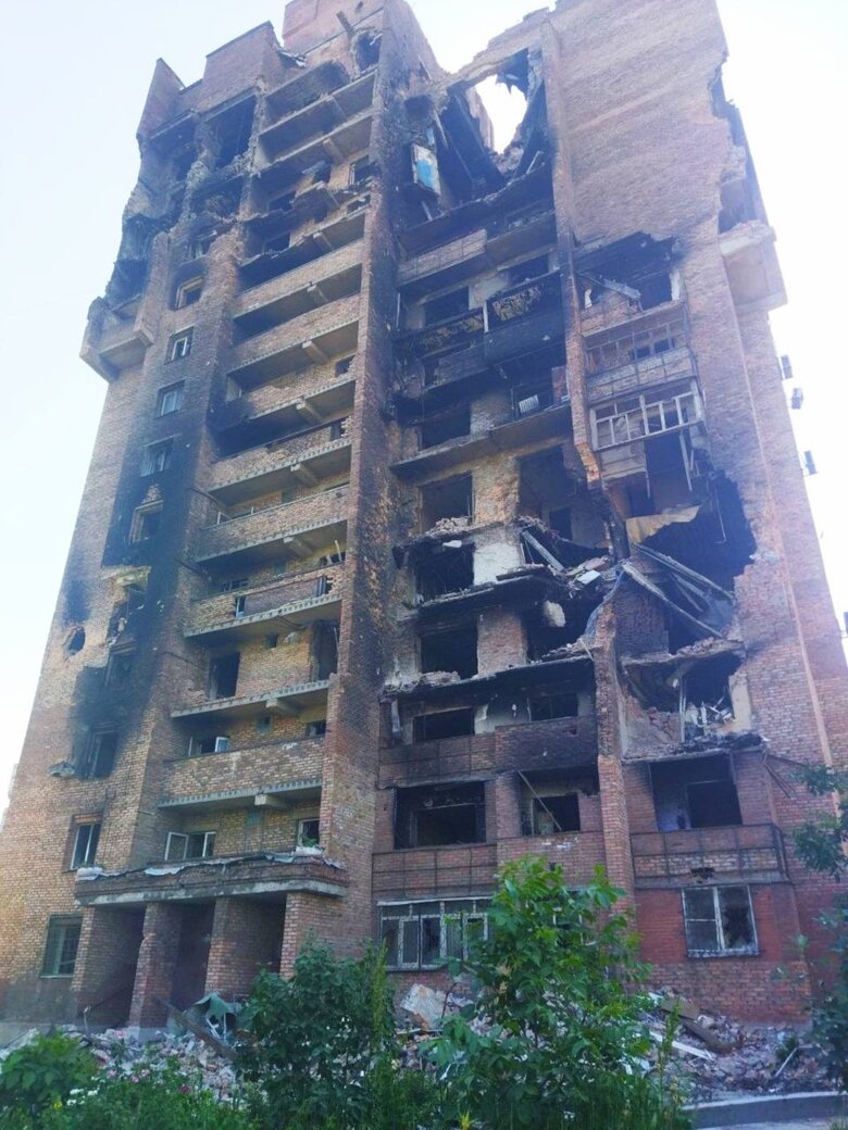 Потерял обоих родителей в Мариуполе: тело отца нашли в доме, а маму взрывной волной выбросило с 8 этажа – история 33-летнего тренера по плаванию Алексея Снежко 05