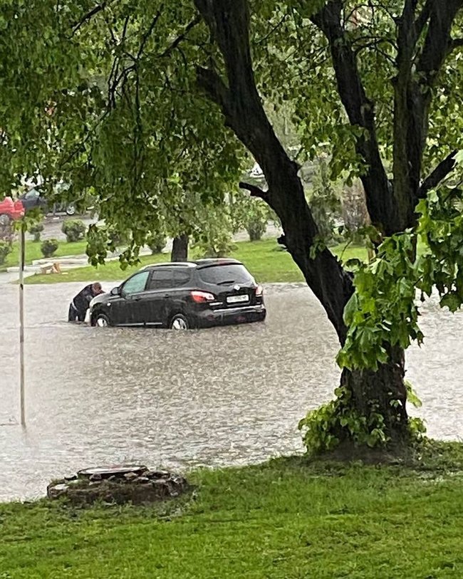 Знеструмлені населені пункти, підтоплені вулиці і будинки: наслідки негоди в Україні 05