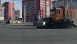 Груженный песком китайский грузовик протаранил 12 легковушек: "Тут авария. Атас!". + ВИДЕО