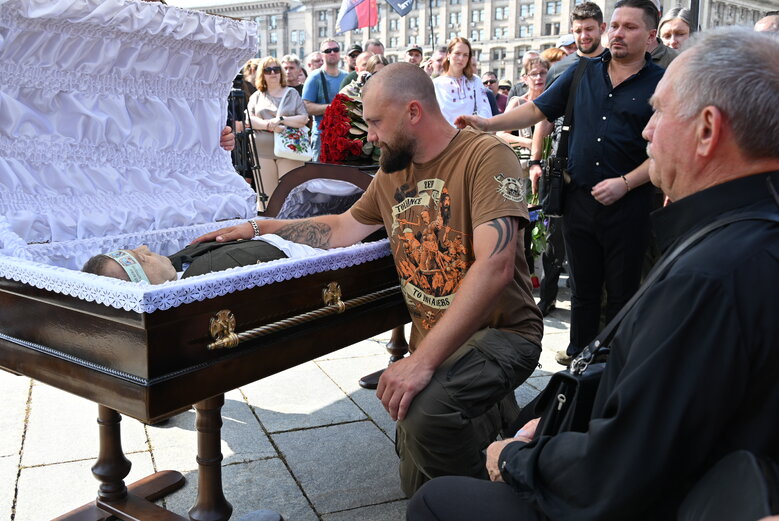 Із полковником, депутатом Київради від ЄС Сергієм Ільницьким (Сокіл), який загинув у бою проти рашистів у лавах піхоти 28 ОМБр, попрощалися в Києві 62