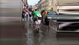 "Яка організація? Признавайтесь. Благодійна?", - у Львові чоловік на велосипеді безплатно перевозив містян через величезну калюжу. ВIДЕО