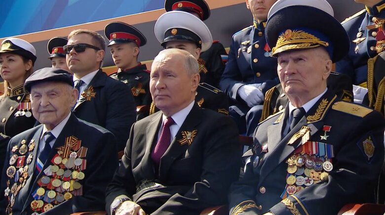 Путін на параді сидів між ветеранами НКВС та КДБ, які не брали участі у Другій світовій війні, - ЗМІ 01