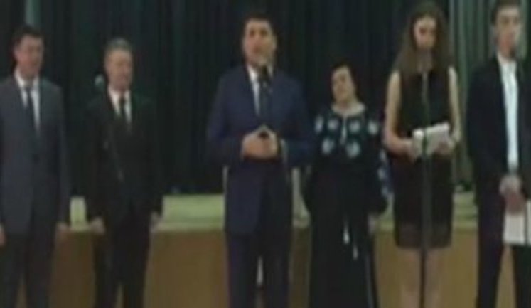 "Успіхів і наполегливості!", - Гройсман привітав українських випускників із закінченням школи. ВIДЕО